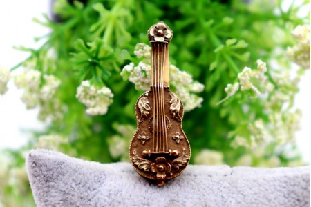 Caixa de vinagrete em ouro amarelo em forma de viola com relevos e aplicações
